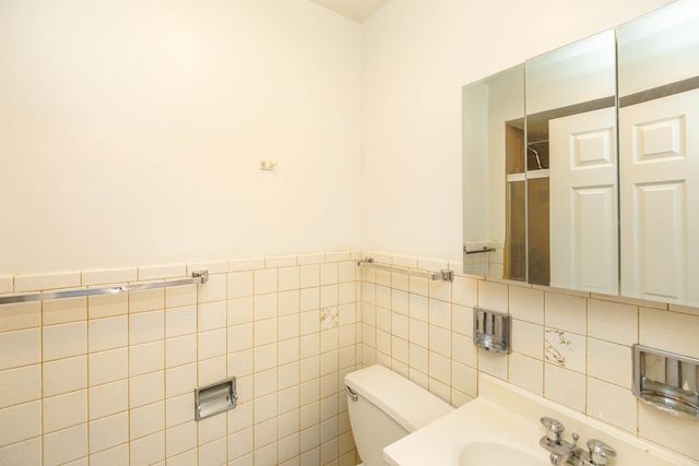 2005 W Touhy Avenue 105, Chicago, IL 60645