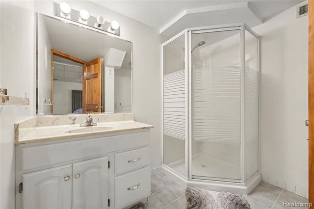 412 Meadow Bridge Drive, Rochester Hills, MI 48307