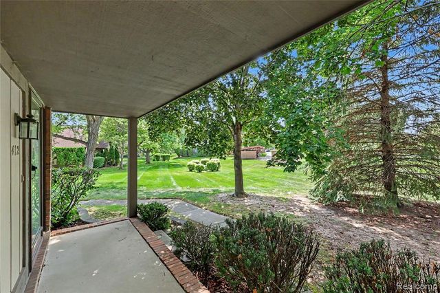 412 Meadow Bridge Drive, Rochester Hills, MI 48307