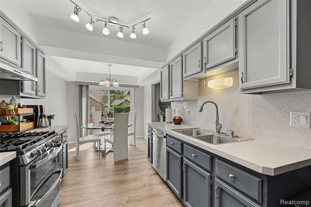 412 Meadow Bridge Drive, Rochester Hills, MI 48307