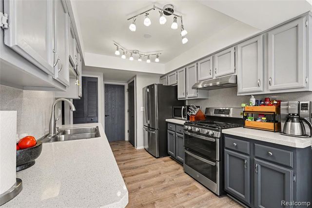 412 Meadow Bridge Drive, Rochester Hills, MI 48307