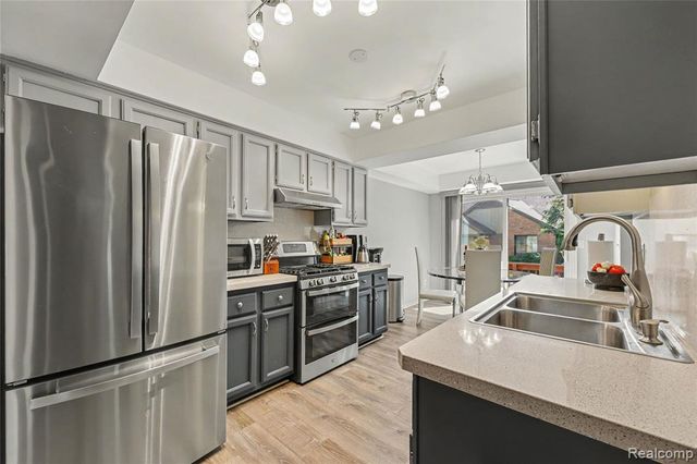 412 Meadow Bridge Drive, Rochester Hills, MI 48307