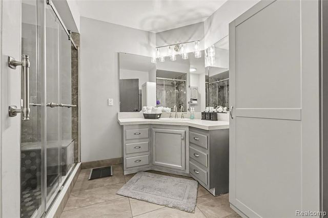 412 Meadow Bridge Drive, Rochester Hills, MI 48307
