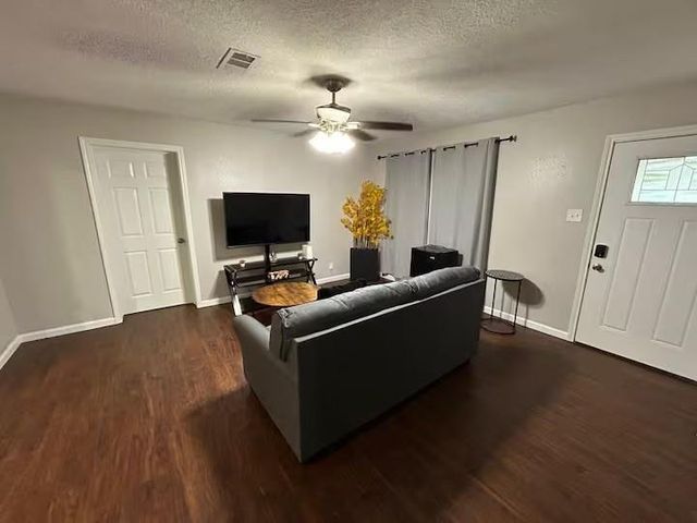 1405 3rd Avenue N, Texas City, TX 77590