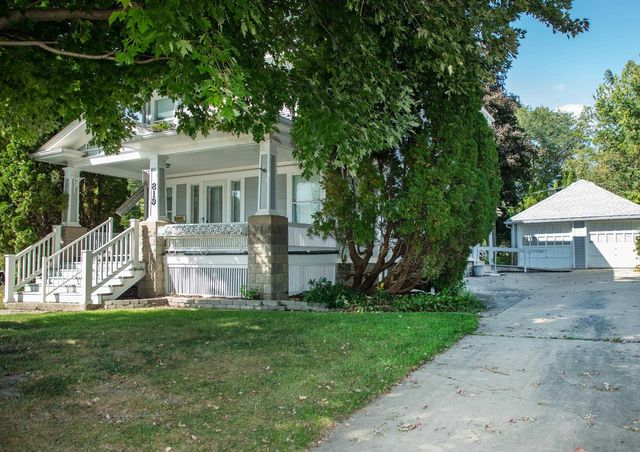 819 E Bremer, Waverly, IA 50677