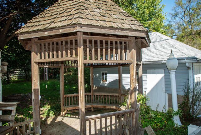 819 E Bremer, Waverly, IA 50677