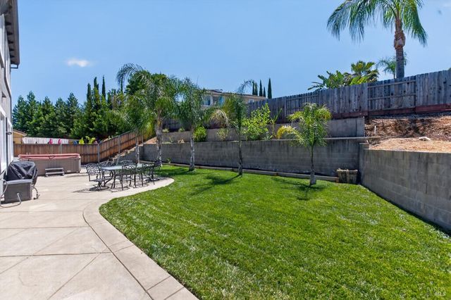612 Pacific Grove Ct, Vacaville, CA 95688