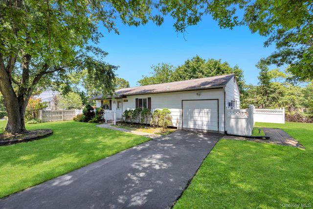 9 Daniel Court, Lake Ronkonkoma, NY 11779
