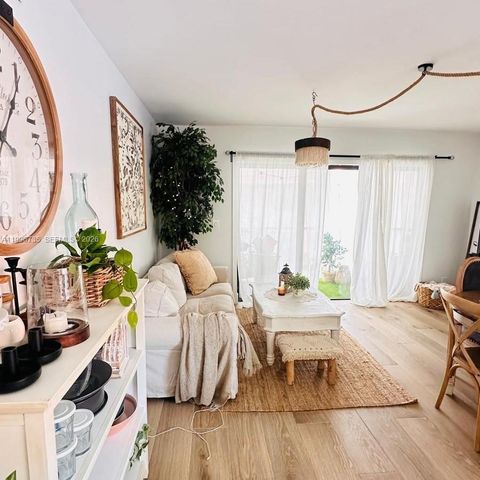 223 Lakeview Dr 204, Weston, FL 33326