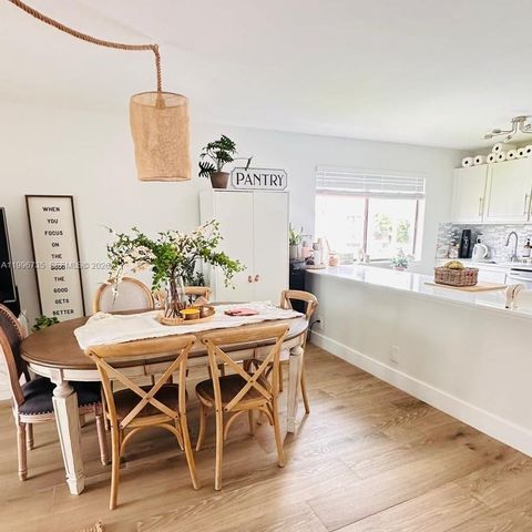 223 Lakeview Dr 204, Weston, FL 33326