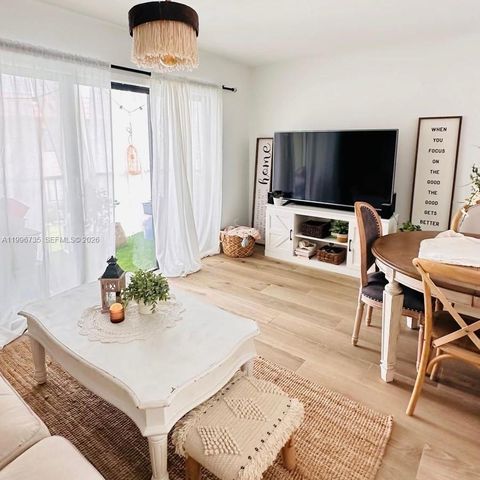 223 Lakeview Dr 204, Weston, FL 33326