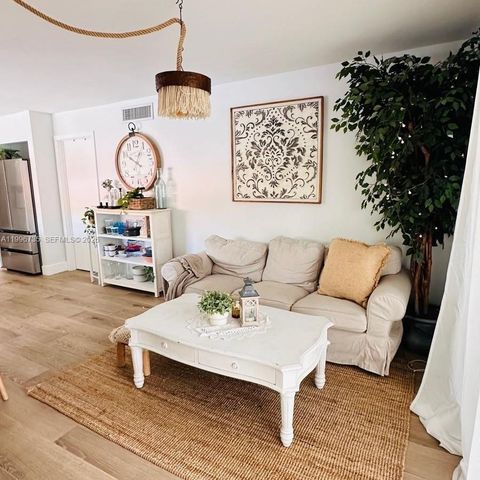 223 Lakeview Dr 204, Weston, FL 33326