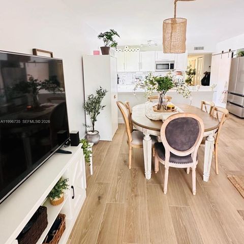 223 Lakeview Dr 204, Weston, FL 33326