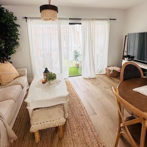 223 Lakeview Dr 204, Weston, FL 33326