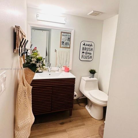 223 Lakeview Dr 204, Weston, FL 33326