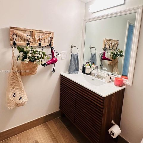 223 Lakeview Dr 204, Weston, FL 33326