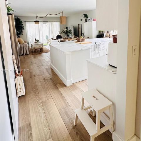 223 Lakeview Dr 204, Weston, FL 33326