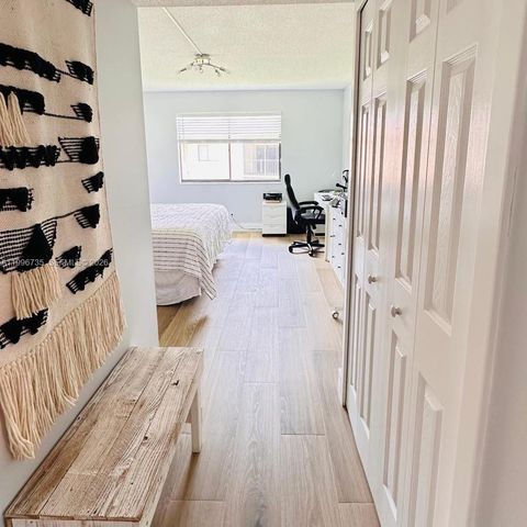 223 Lakeview Dr 204, Weston, FL 33326