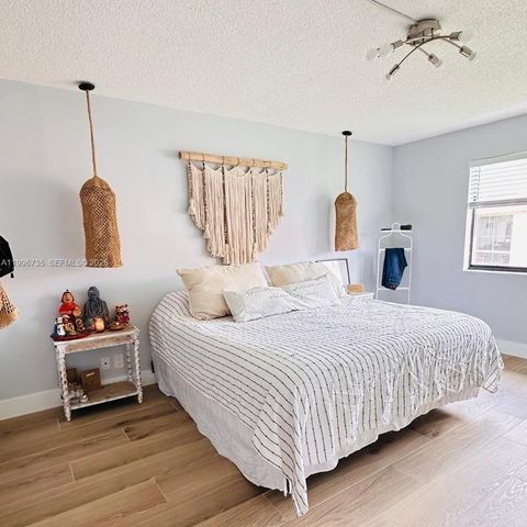 223 Lakeview Dr 204, Weston, FL 33326