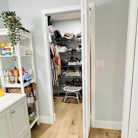 223 Lakeview Dr 204, Weston, FL 33326