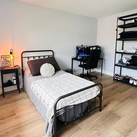 223 Lakeview Dr 204, Weston, FL 33326