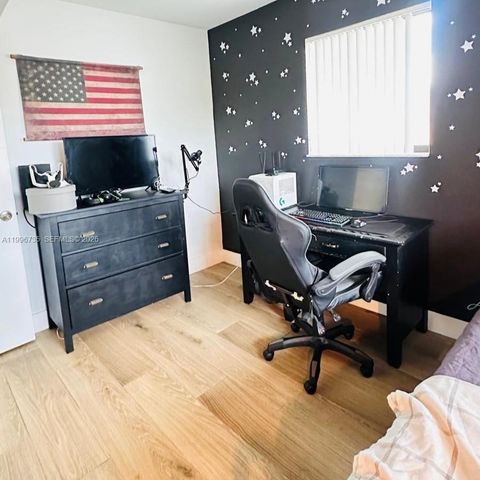 223 Lakeview Dr 204, Weston, FL 33326