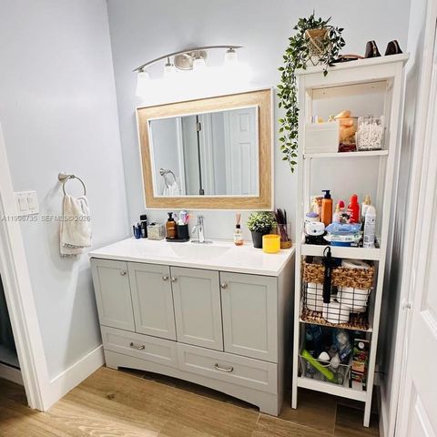 223 Lakeview Dr 204, Weston, FL 33326