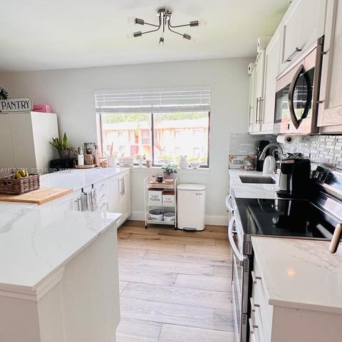 223 Lakeview Dr 204, Weston, FL 33326