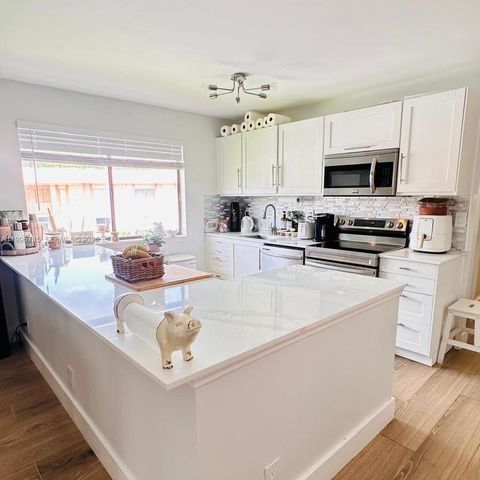 223 Lakeview Dr 204, Weston, FL 33326