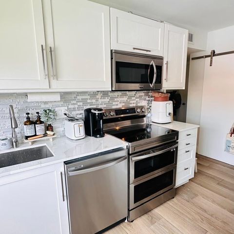 223 Lakeview Dr 204, Weston, FL 33326