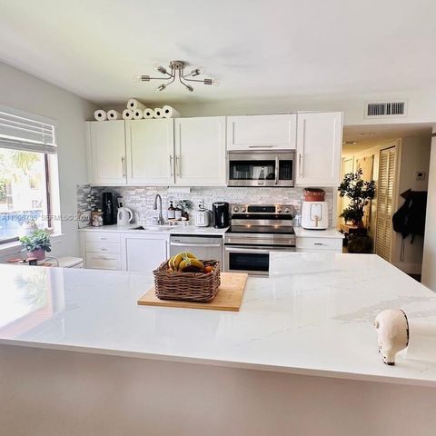 223 Lakeview Dr 204, Weston, FL 33326