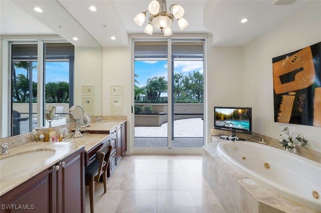 1050 Borghese LN 106, Naples, FL 34114