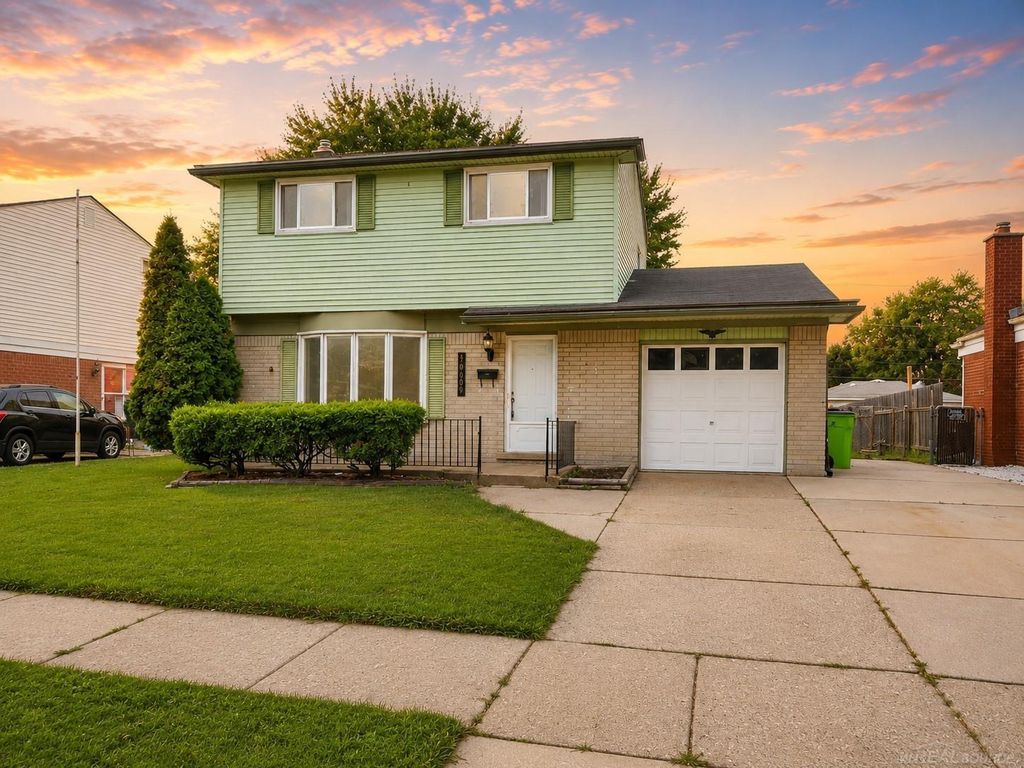 30605 Hennigan Street, Roseville, MI 48066
