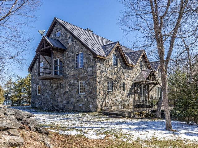 280 Hawkins Bay Lane, Ferrisburgh, VT 05456