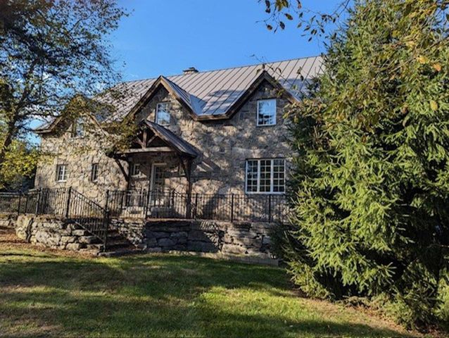 280 Hawkins Bay Lane, Ferrisburgh, VT 05456