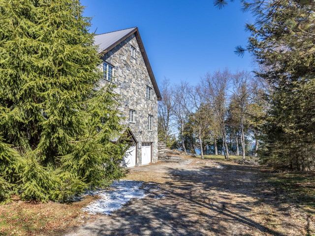 280 Hawkins Bay Lane, Ferrisburgh, VT 05456
