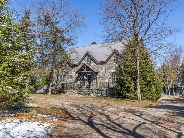 280 Hawkins Bay Lane, Ferrisburgh, VT 05456