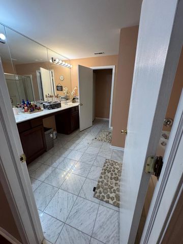 587 Saddlebrook Lane, Vernon Hills, IL 60061