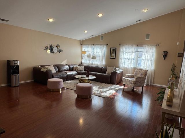 587 Saddlebrook Lane, Vernon Hills, IL 60061