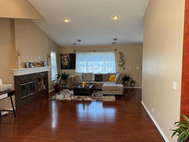 587 Saddlebrook Lane, Vernon Hills, IL 60061