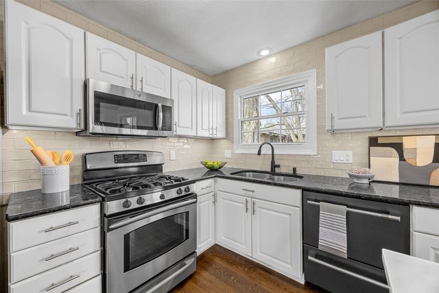 22 Fairview Knoll NE, Iowa City, IA 52240