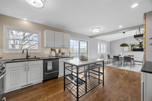 22 Fairview Knoll NE, Iowa City, IA 52240