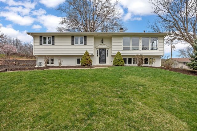 22 Fairview Knoll NE, Iowa City, IA 52240