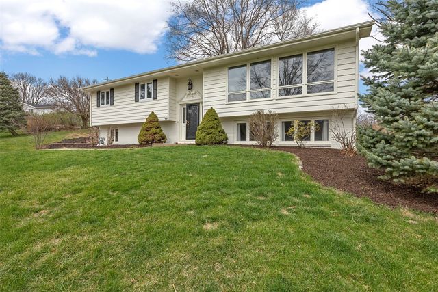 22 Fairview Knoll NE, Iowa City, IA 52240