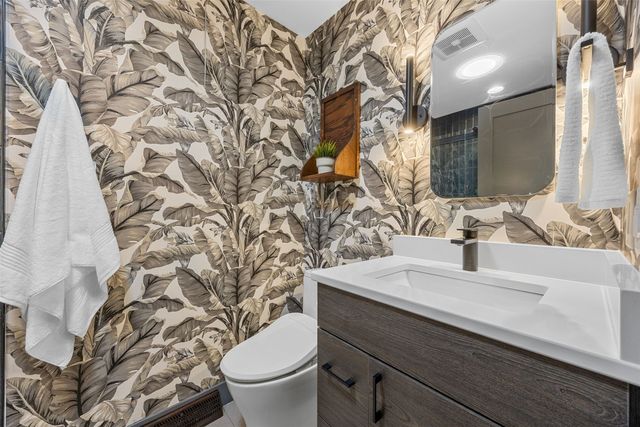 22 Fairview Knoll NE, Iowa City, IA 52240