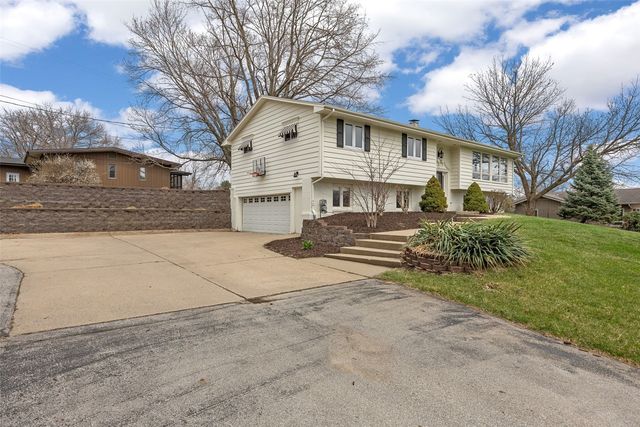 22 Fairview Knoll NE, Iowa City, IA 52240