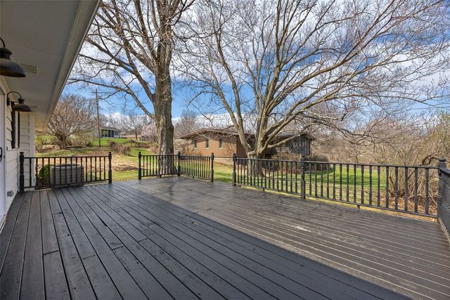 22 Fairview Knoll NE, Iowa City, IA 52240