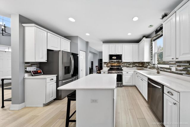 147 Reston Lane, Gilberts, IL 60136