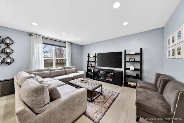 147 Reston Lane, Gilberts, IL 60136