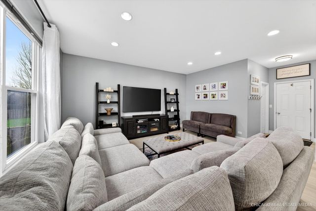 147 Reston Lane, Gilberts, IL 60136